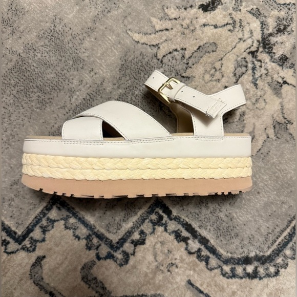 UGG Aubrey Ankle Strap Platform Sandal - Picture 12 of 13